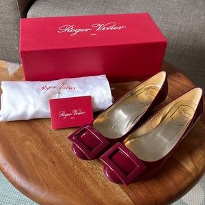 Auth Roger Vivier Classic pump 36.5
